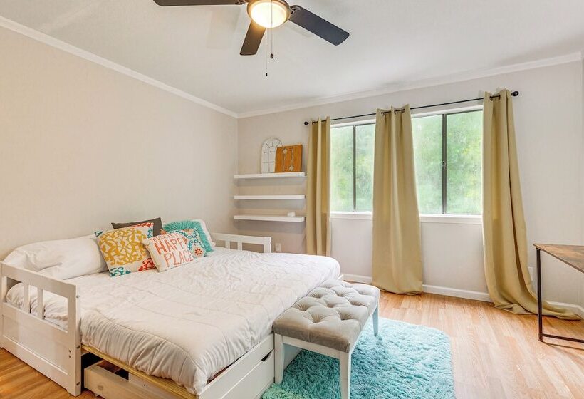 Daphne Home W/ Deck: Close To Beaches & Parks!