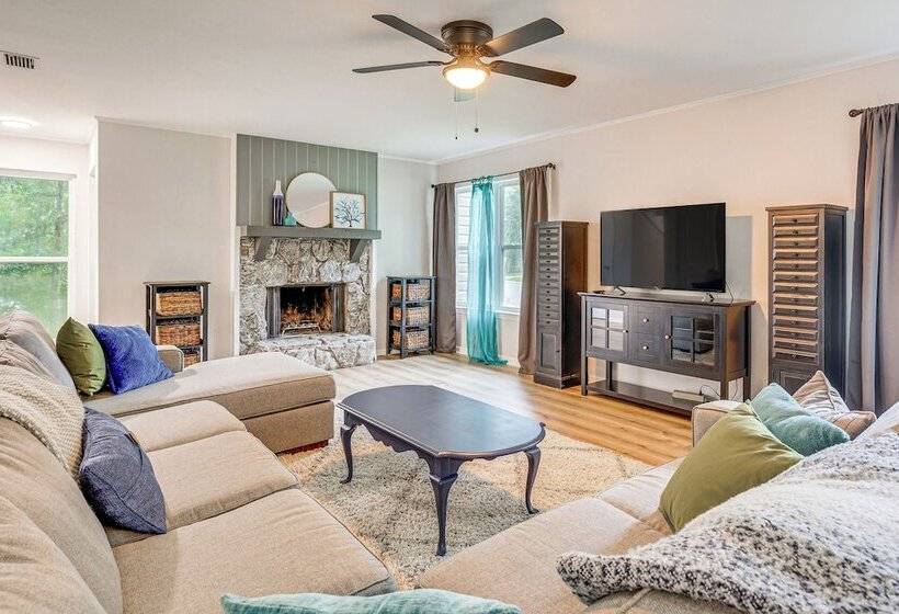 Daphne Home W/ Deck: Close To Beaches & Parks!