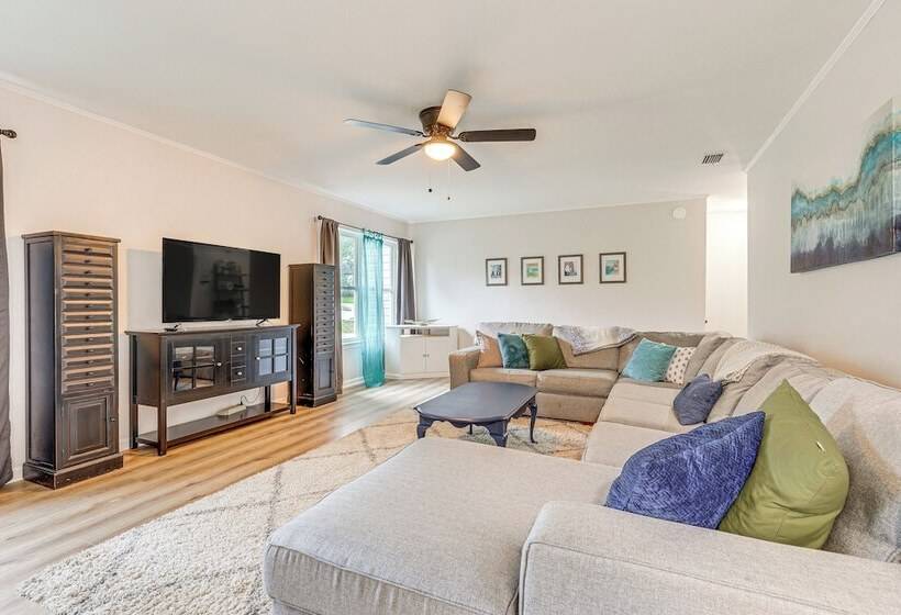 Daphne Home W/ Deck: Close To Beaches & Parks!