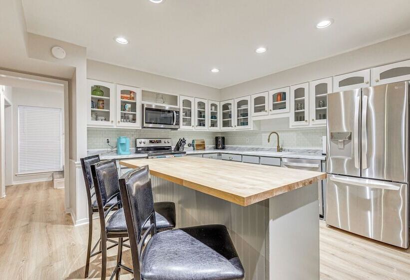 Daphne Home W/ Deck: Close To Beaches & Parks!