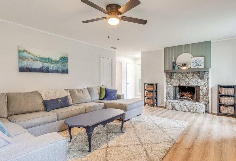 Daphne Home W/ Deck: Close To Beaches & Parks!