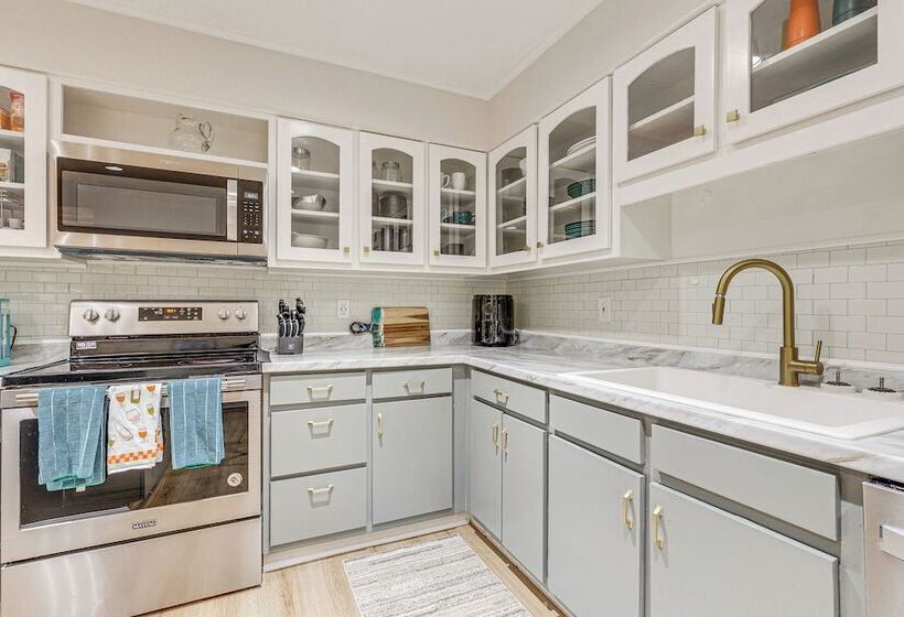 Daphne Home W/ Deck: Close To Beaches & Parks!