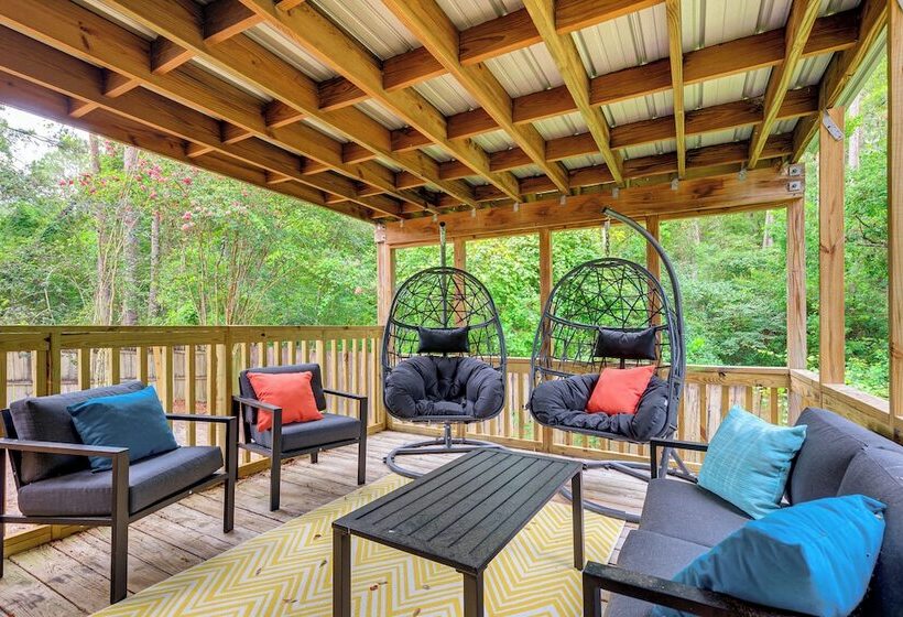 Daphne Home W/ Deck: Close To Beaches & Parks!