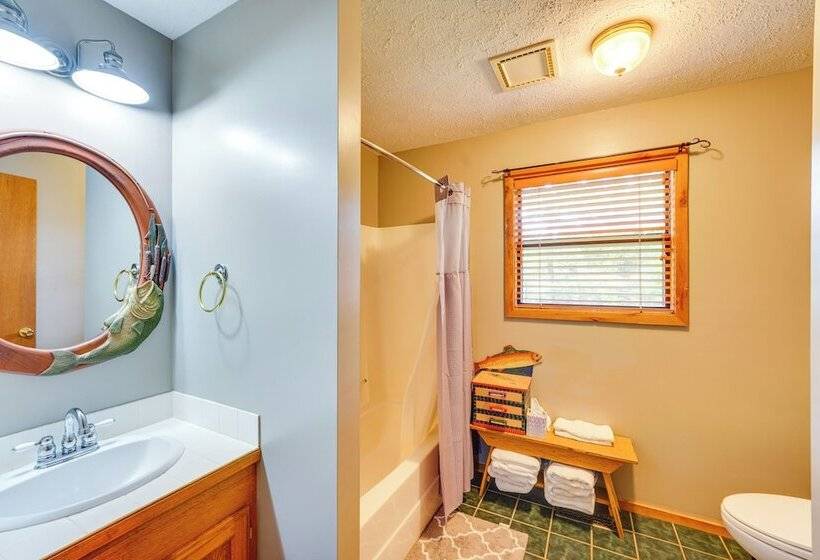 Flippin Home W/ Fire Pit: Walk To White River!