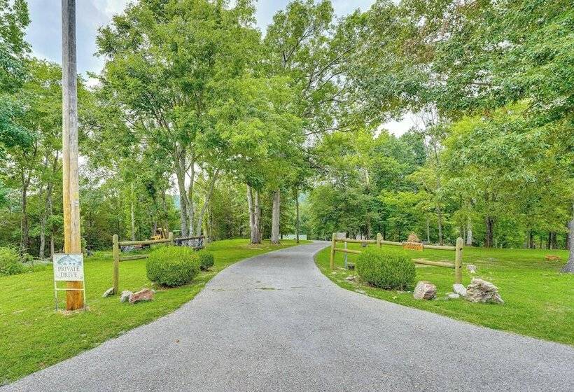 Flippin Home W/ Fire Pit: Walk To White River!