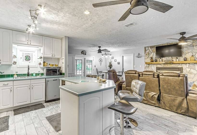 Fort Walton Beach Home W/ Pool: 5 Mi To Beach!