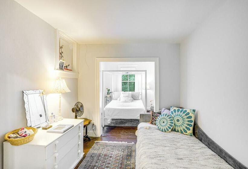 Historic Catskills Farmhouse: Ski, Hike & Relax!