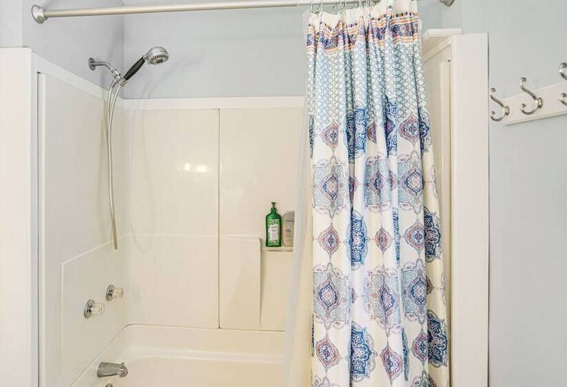 Historic Catskills Farmhouse: Ski, Hike & Relax!