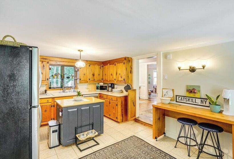 Historic Catskills Farmhouse: Ski, Hike & Relax!