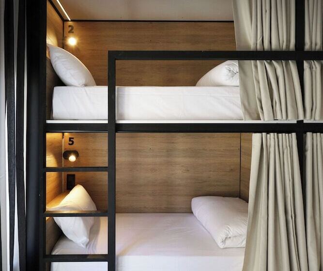 فندق Black And White Hostel Palamós