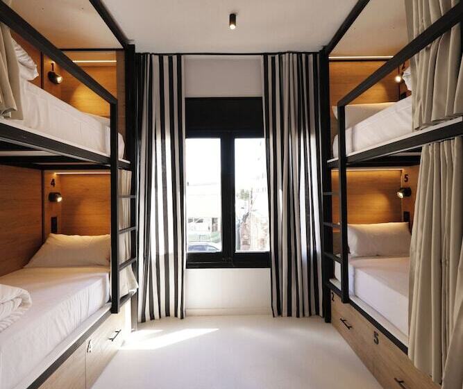 هتل Black And White Hostel Palamós