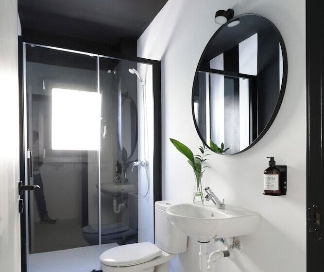 هتل Black And White Hostel Palamós