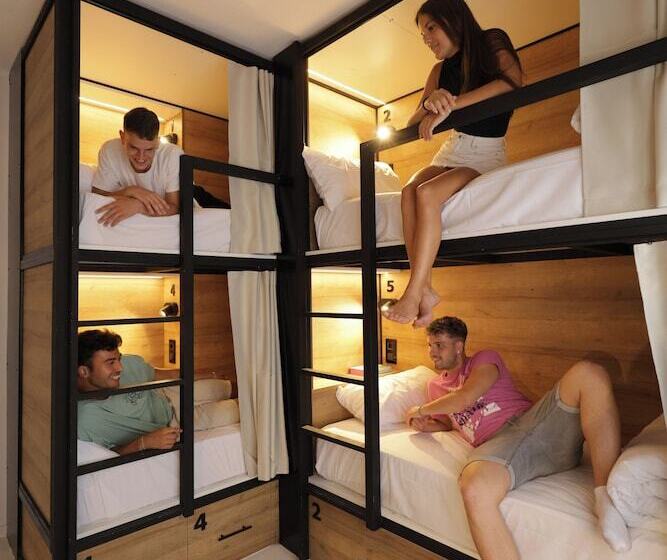 فندق Black And White Hostel Palamós