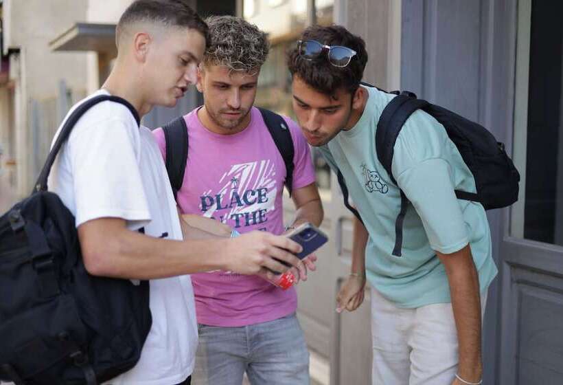 هتل Black And White Hostel Palamós