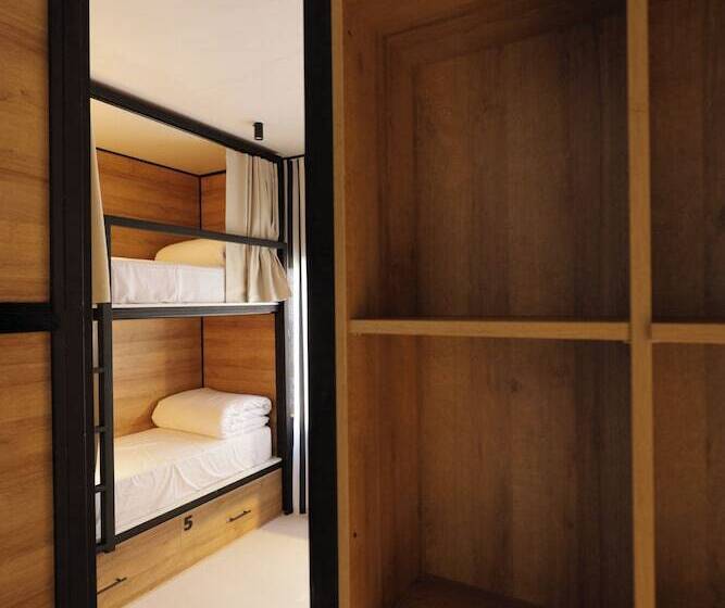 فندق Black And White Hostel Palamós