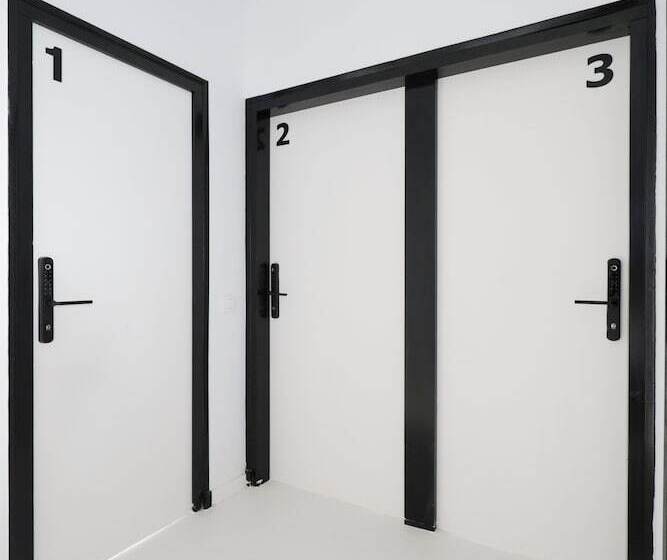 هتل Black And White Hostel Palamós