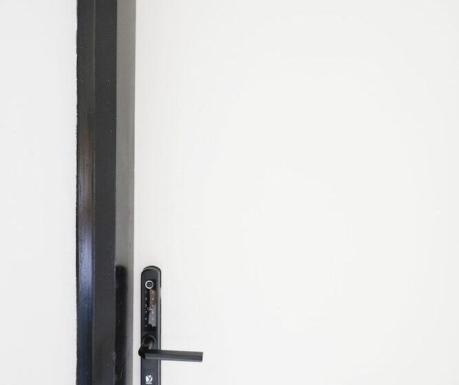 هتل Black And White Hostel Palamós