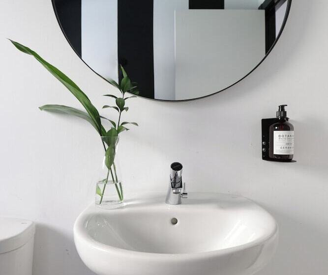 فندق Black And White Hostel Palamós