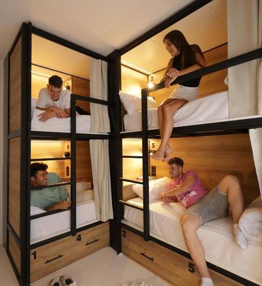 هتل Black And White Hostel Palamós