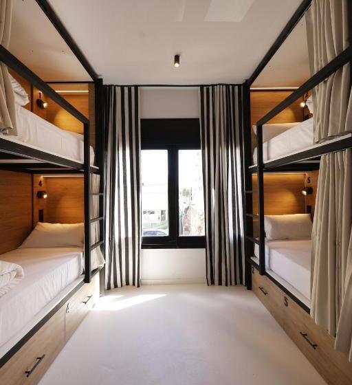 هتل Black And White Hostel Palamós