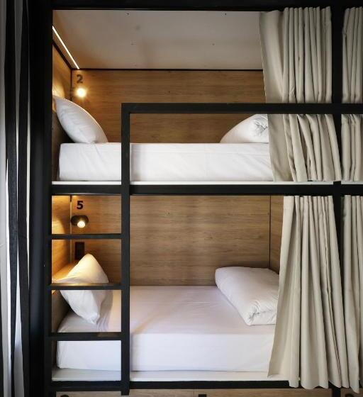 فندق Black And White Hostel Palamós