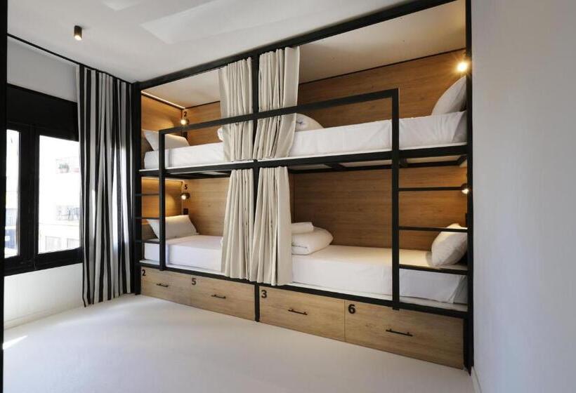 هتل Black And White Hostel Palamós