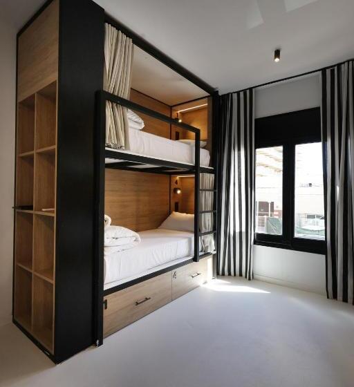 هتل Black And White Hostel Palamós
