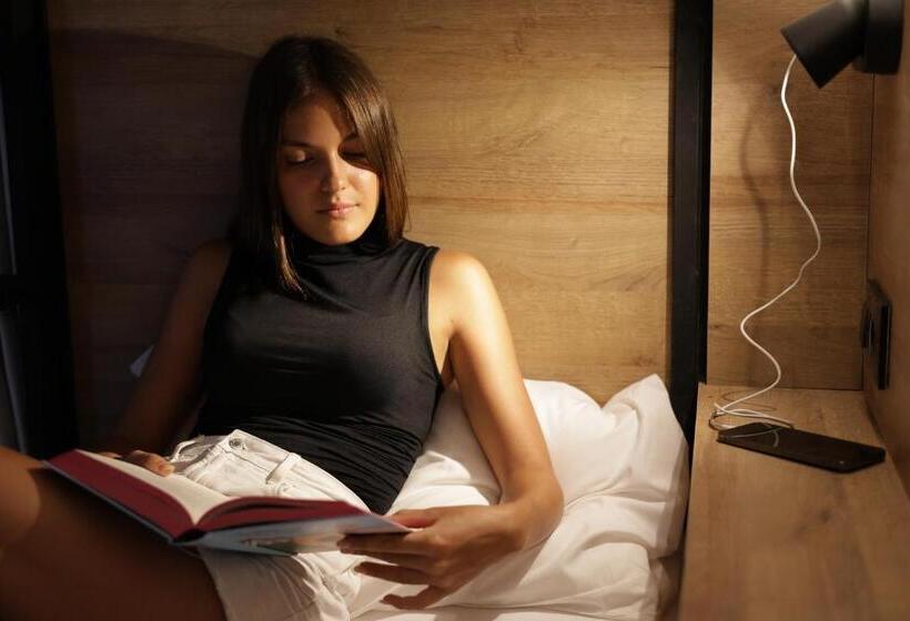 هتل Black And White Hostel Palamós