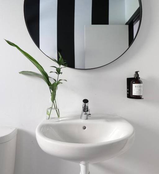 هتل Black And White Hostel Palamós