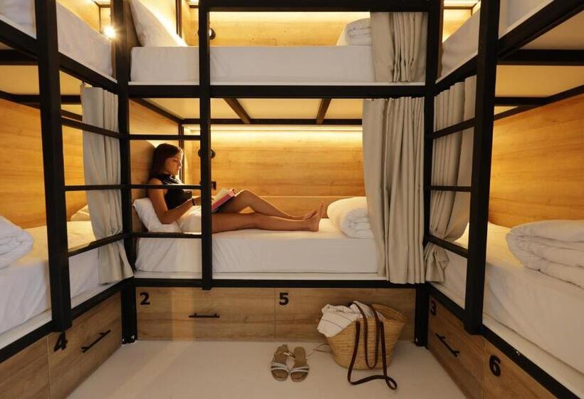 فندق Black And White Hostel Palamós