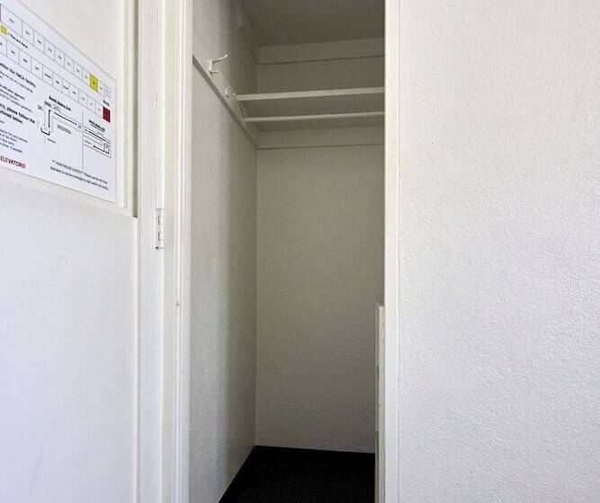 בית מלון כפרי Central Ymca Residences