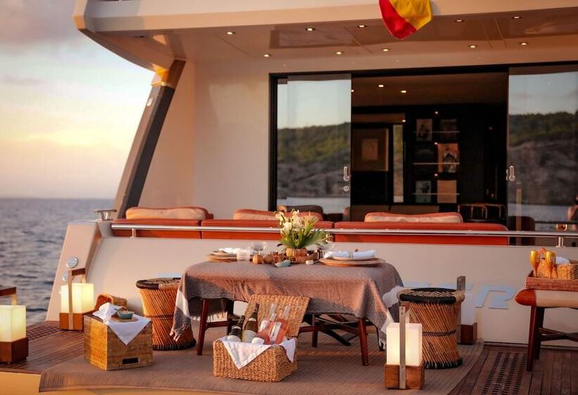 בית מלון כפרי House Of Hütter   Floating Home Goldfinger