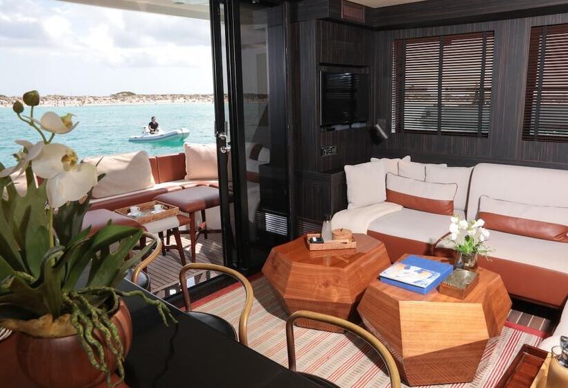 בית מלון כפרי House Of Hütter   Floating Home Goldfinger