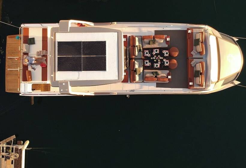 בית מלון כפרי House Of Hütter   Floating Home Goldfinger