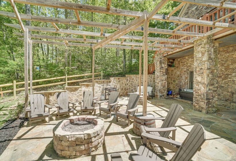 Lakefront Hiawassee Retreat W/ Dock + Hot Tub!