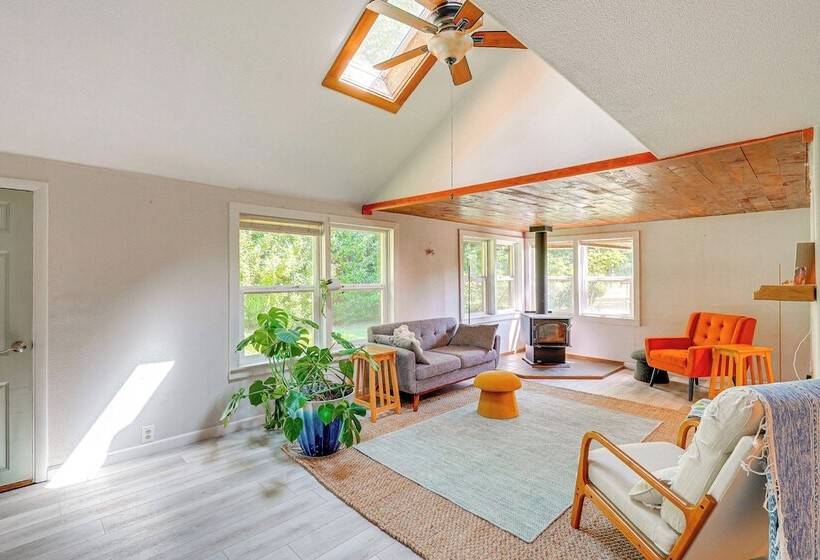 Near Mystery Falls: Marblemount Cabin W/ Fireplace