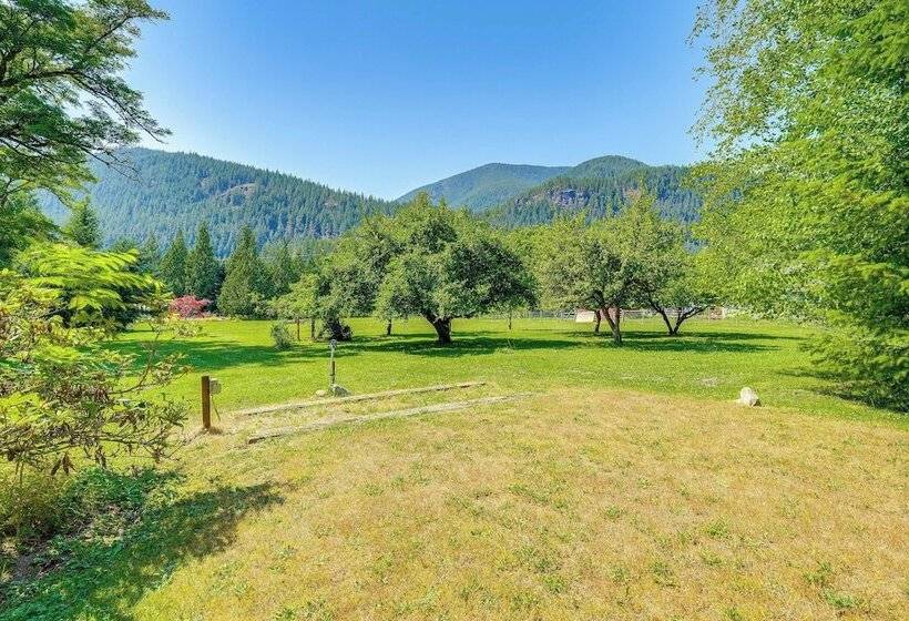 Near Mystery Falls: Marblemount Cabin W/ Fireplace