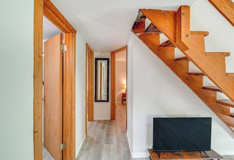 Near Mystery Falls: Marblemount Cabin W/ Fireplace