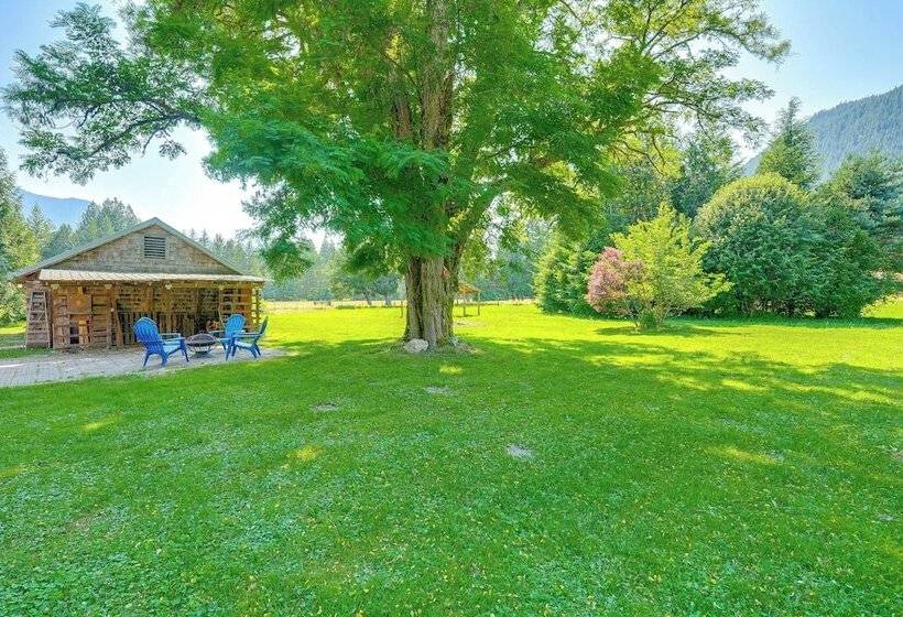 Near Mystery Falls: Marblemount Cabin W/ Fireplace