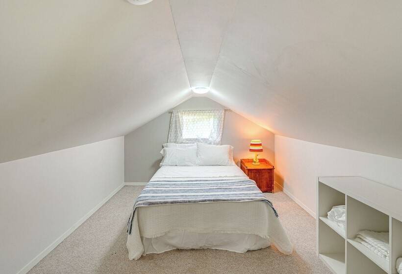 Near Mystery Falls: Marblemount Cabin W/ Fireplace