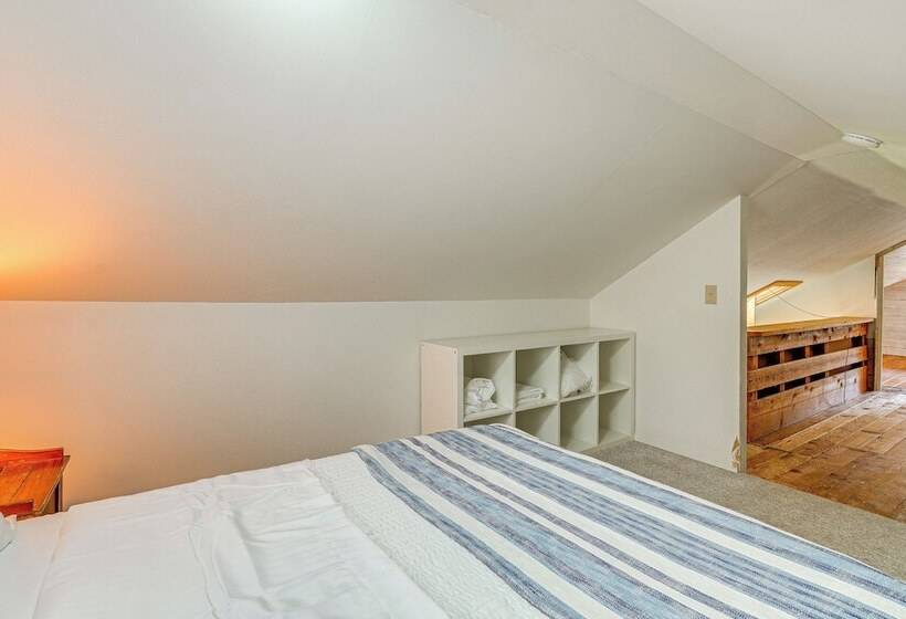 Near Mystery Falls: Marblemount Cabin W/ Fireplace