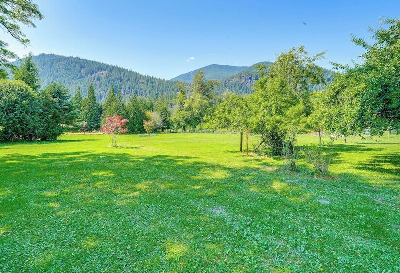 Near Mystery Falls: Marblemount Cabin W/ Fireplace