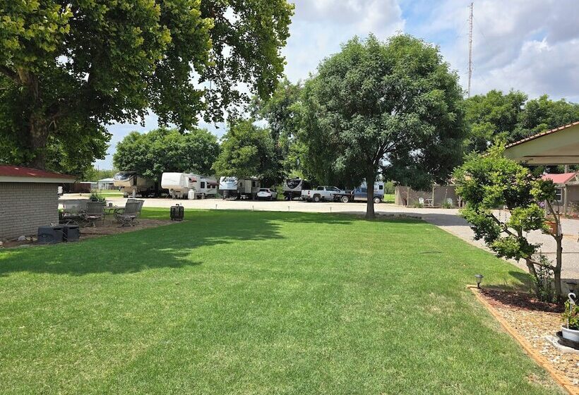 모텔 Roots Retreat