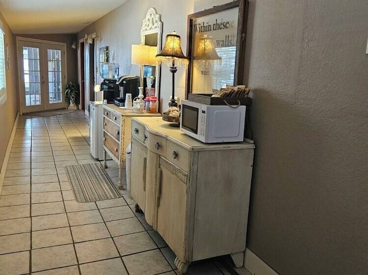 모텔 Roots Retreat