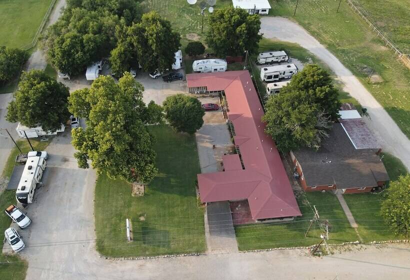 모텔 Roots Retreat