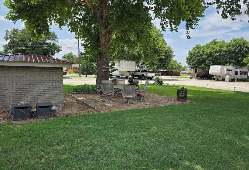 모텔 Roots Retreat