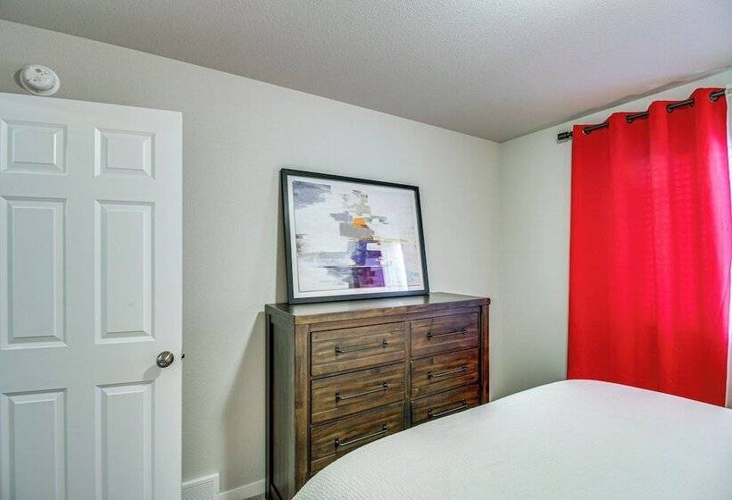 13 Mi To Dtwn Fargo: North Dakota Family Home!