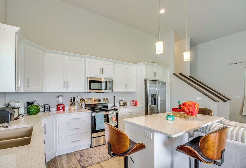 13 Mi To Dtwn Fargo: North Dakota Family Home!