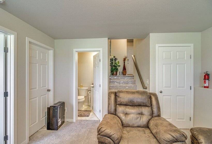 13 Mi To Dtwn Fargo: North Dakota Family Home!