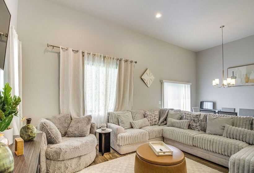 13 Mi To Dtwn Fargo: North Dakota Family Home!